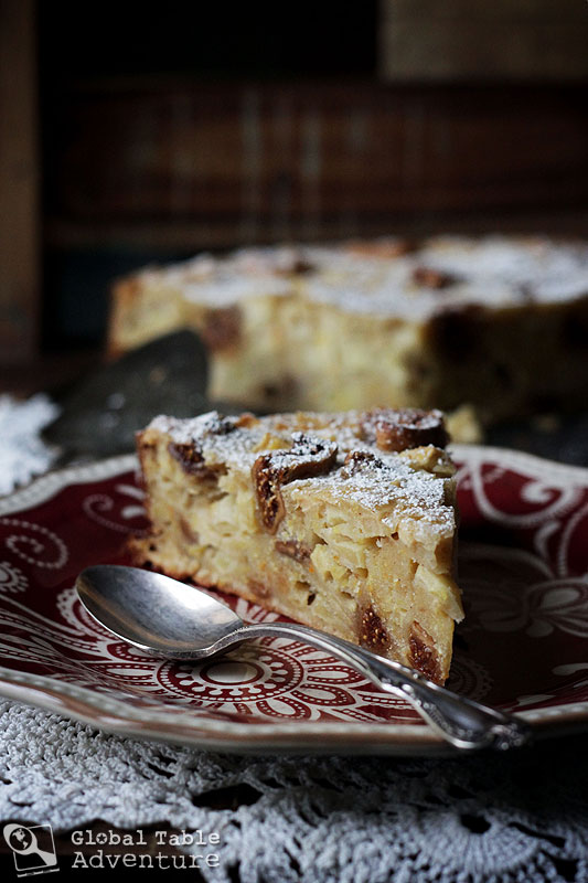 Around the world with apples: 10 recipes to welcome autumn >> San Marino Fig and Honey Apple Polenta cake.