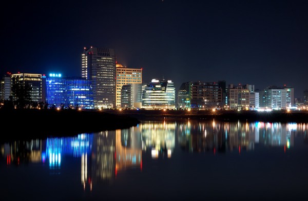 The night scene of Taipei Neihu Technology Park, adjacent to Keelung River. Photo by nicola520.