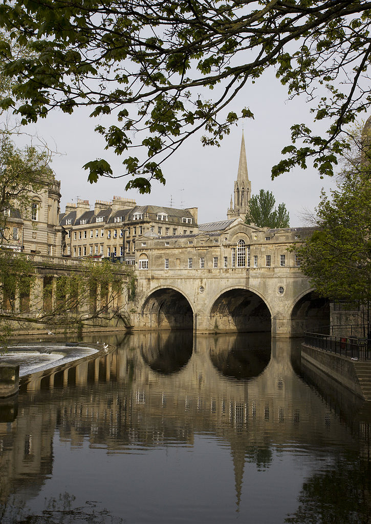 Pulteney Bridge, Bath, UK. Photo by MichaelMaggs.