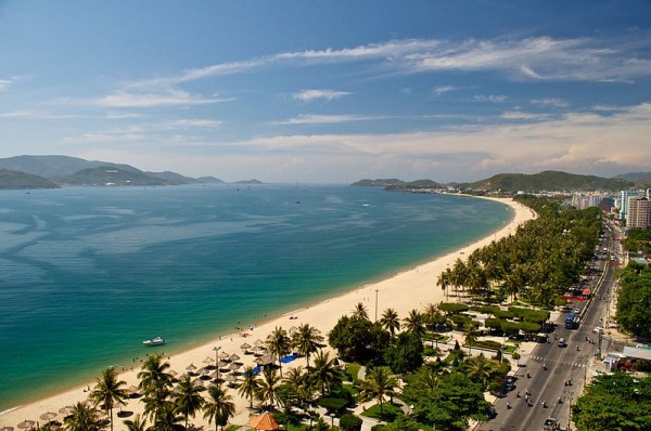 bãi biển Nha Trang. Photo by J Y White.