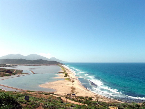 Playa La Salina, Margarita, Nueva Esparta, Venezuela. Photo by Wilfredor.