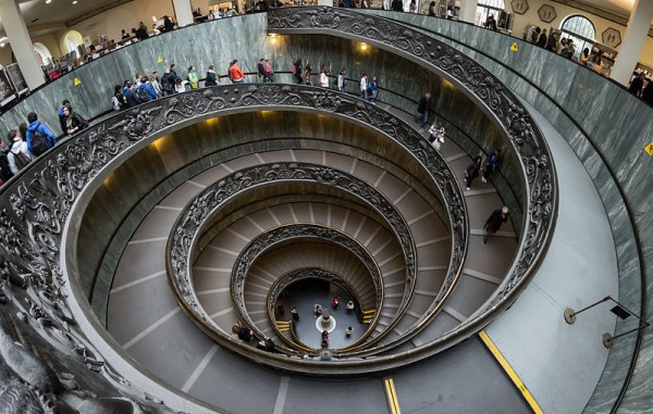 The double spiral staircase designed by Giuseppe Momo for the Vatican Museums 1932. Photo © Colin / Wikimedia Commons / CC-BY-SA-3.0