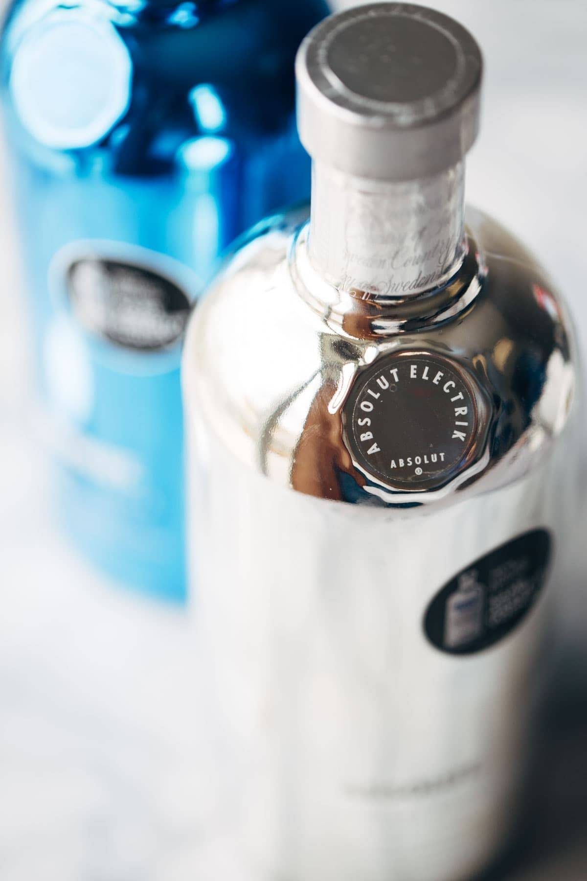 This Cinnamon White Russian is a perfect holiday party drink! with just four ingredients - vodka, coffee liquor, cinnamon simple syrup, and cream. | pinchofyum.com